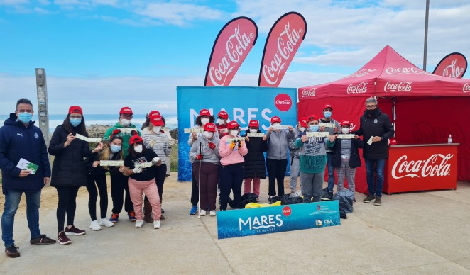 El Racing colabora en la limpieza de la playa de Valdearenas a través del proyecto ‘Mares circulares’ de Coca-Cola | Racing