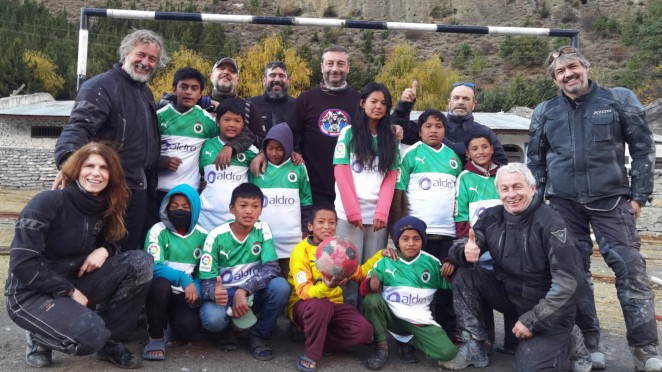 La Fundación Real Racing Club y la firma Moto Viajes, con los niños del norte de Nepal | Racing