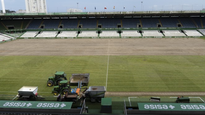 El césped de Los Campos de Sport se prepara para LaLiga SmartBank | Racing