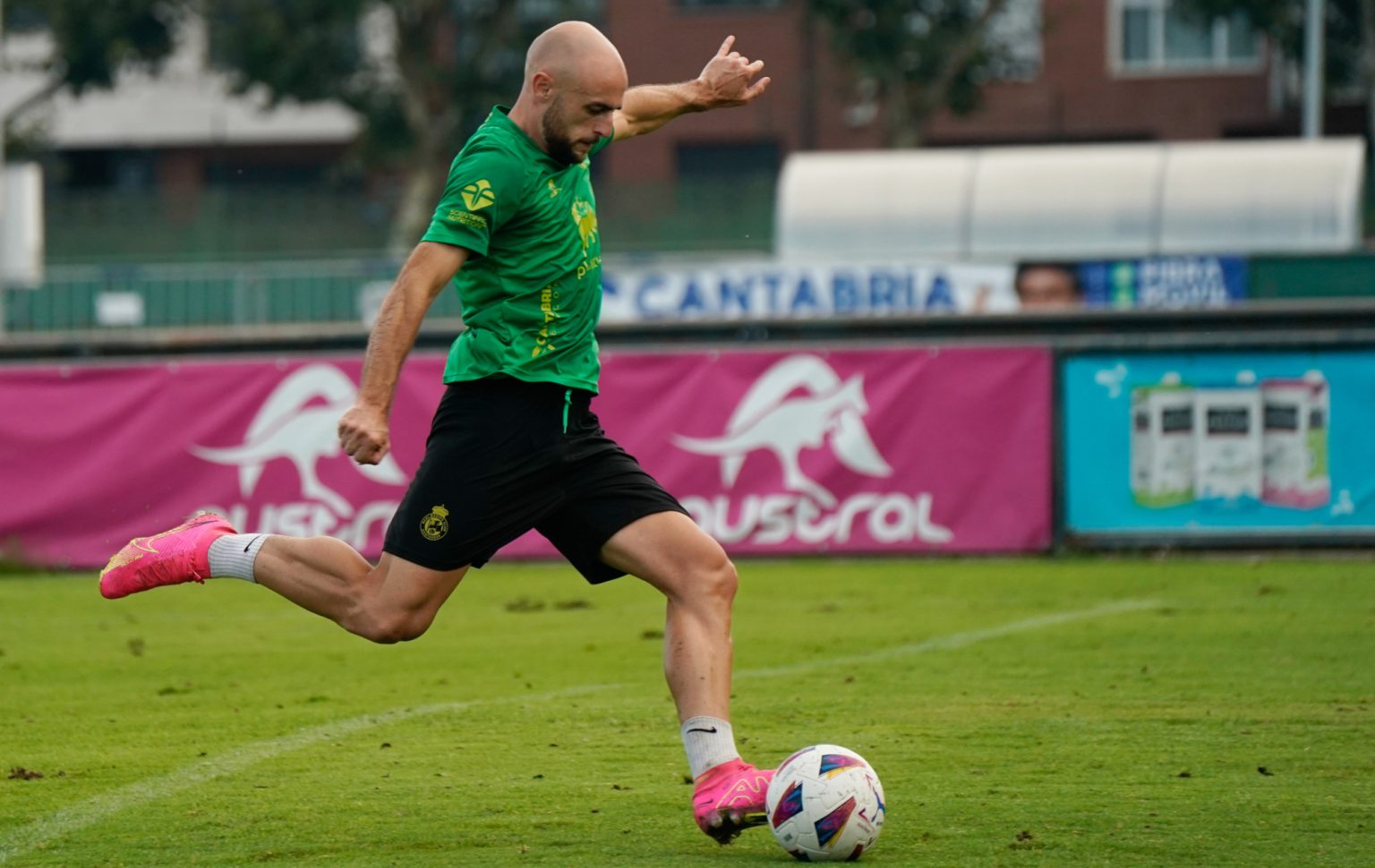 El Racing entrena nada más llegar de Alicante antes de disfrutar de dos días libres | Real Racing Club