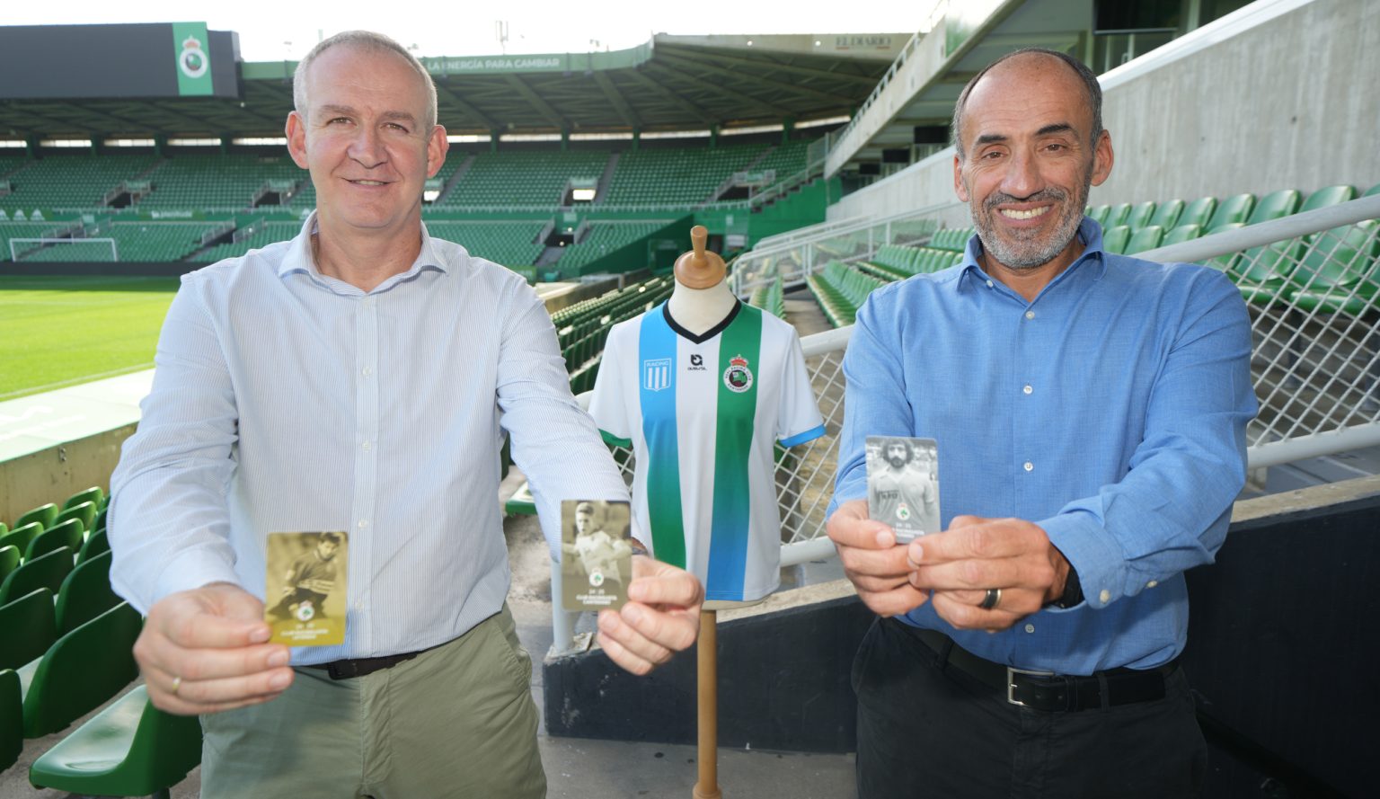 La camiseta que hermana Santander y Avellaneda, símbolo de la Fundación Real Racing Club