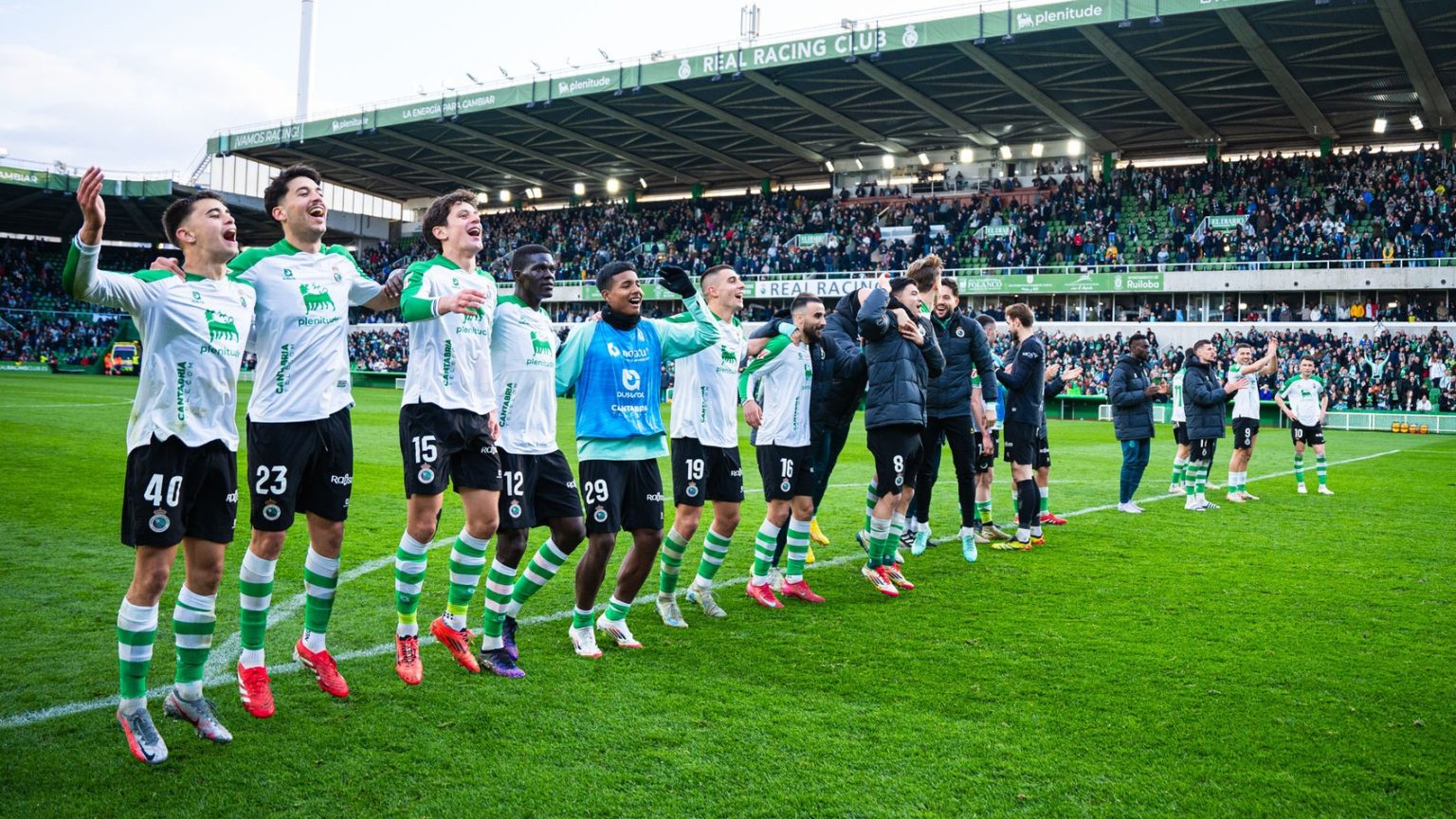 El Racing consigue una remontada con sabor a Primera El Racing celebra su triunfo contra el Tenerife