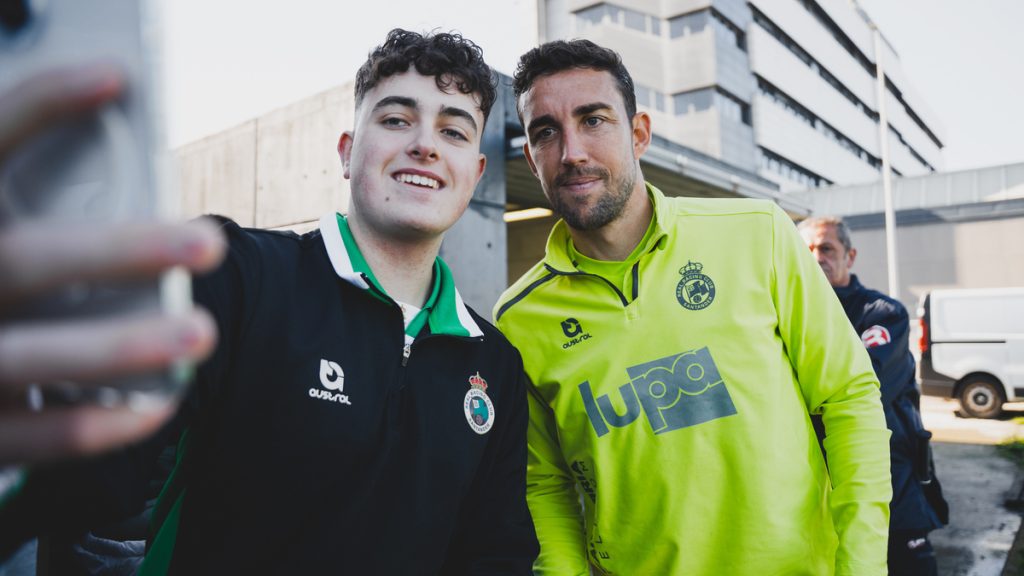 Centenares de aficionados acuden al entrenamiento abierto realizado en el Santi Gutiérrez Calle