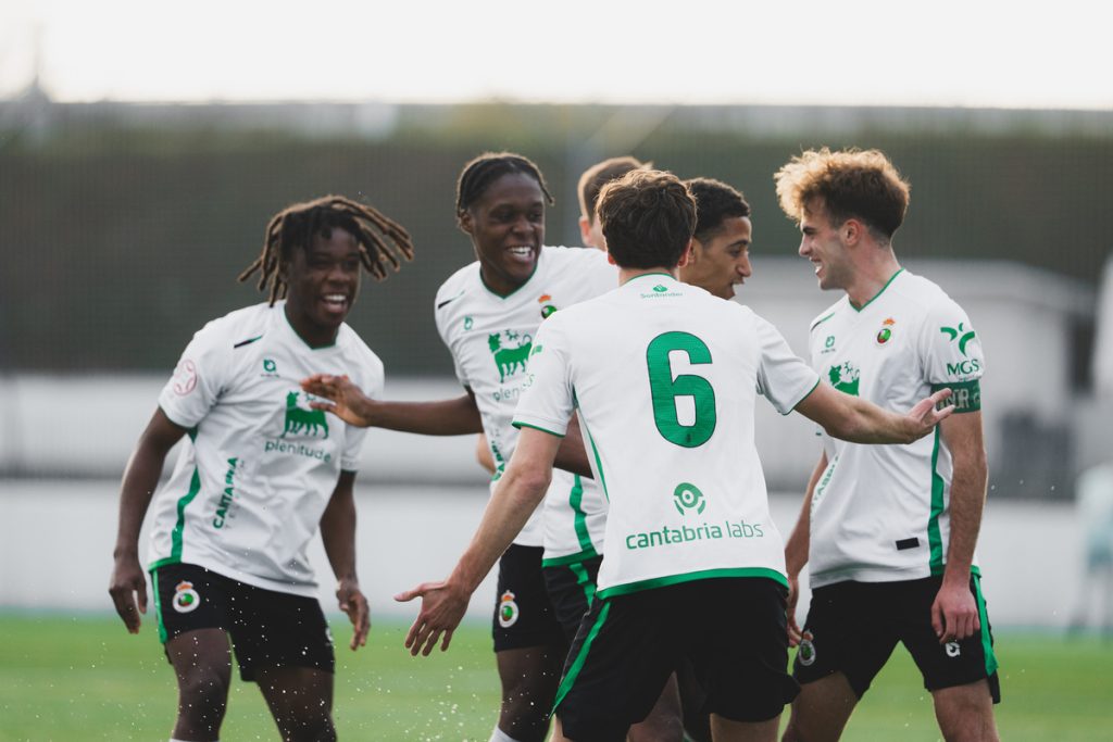 El Juvenil DH derrota en Bezana al Atlético Coruña Montañeros (4-1) El Juvenil DH derrota en Bezana al Atlético Coruña Montañeros (4-1)