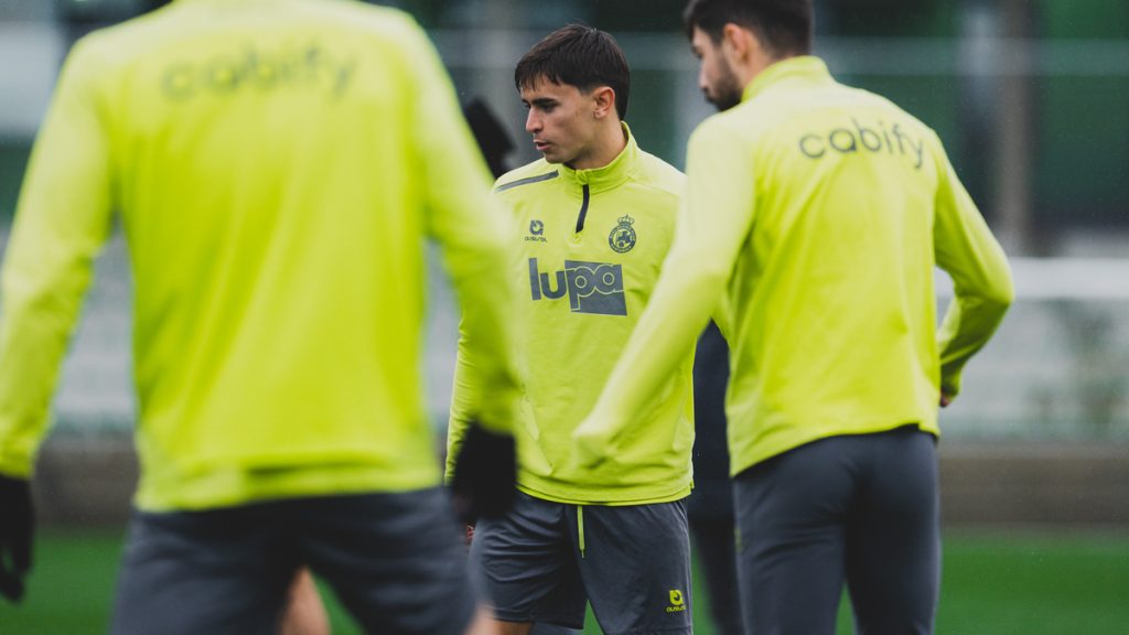 El Racing prepara, bajo un intenso aguacero, el partido ante el Burgos CF El Racing prepara, bajo un intenso aguacero, el partido ante el Burgos CF