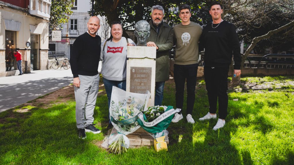 El Real Racing Club conmemora en Pombo, junto a la estatua de Pancho Cossío, su 113 aniversario