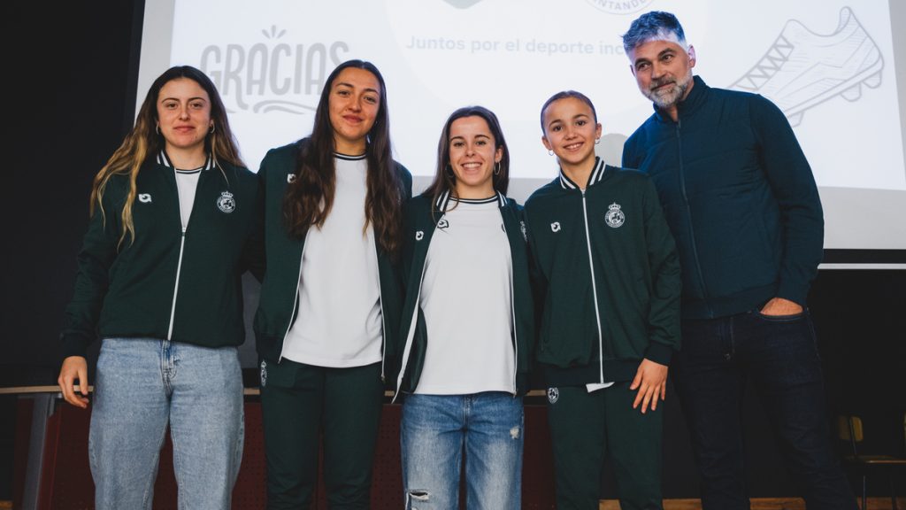 Las futbolistas del Racing María Corbacho, Miriam Valladolid y Nerea de Diego, en el colegio Castroverde