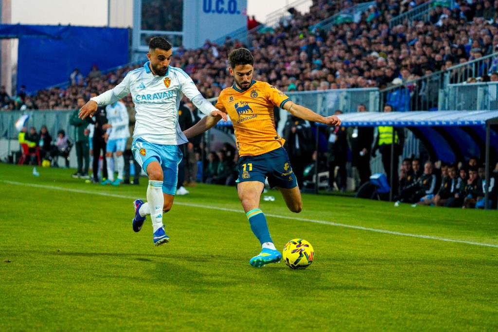 El Racing cae en el Ibercaja Estadio y ya piensa en la visita del Sporting (2-0)