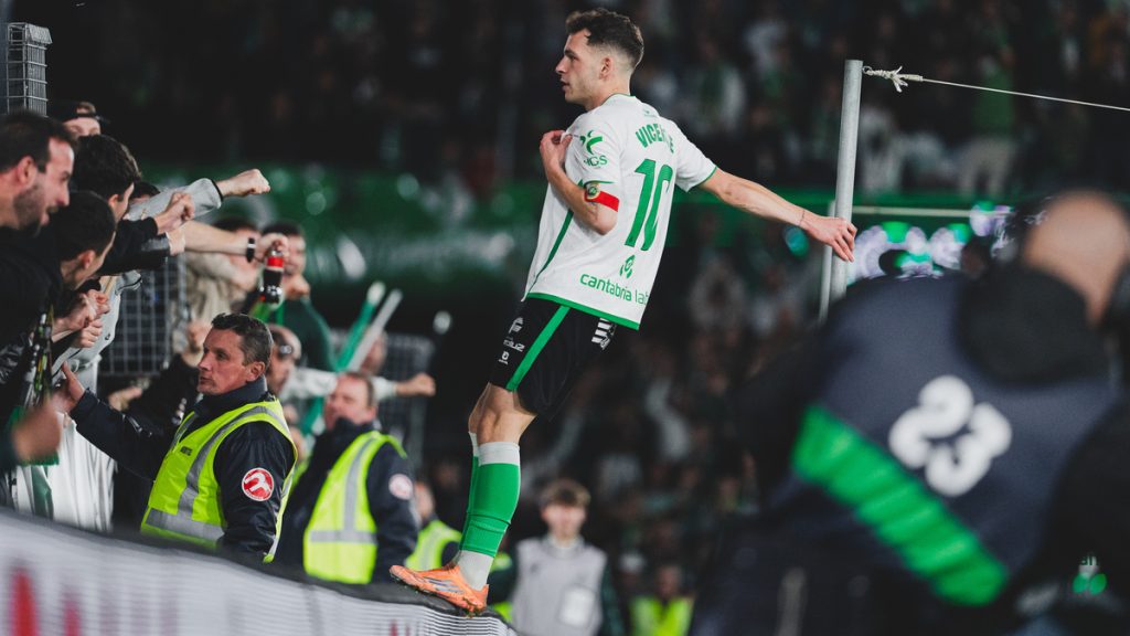 El Racing logra ante el Córdoba CF su cuarta victoria consecutiva en los Campos de Sport (4-3)
