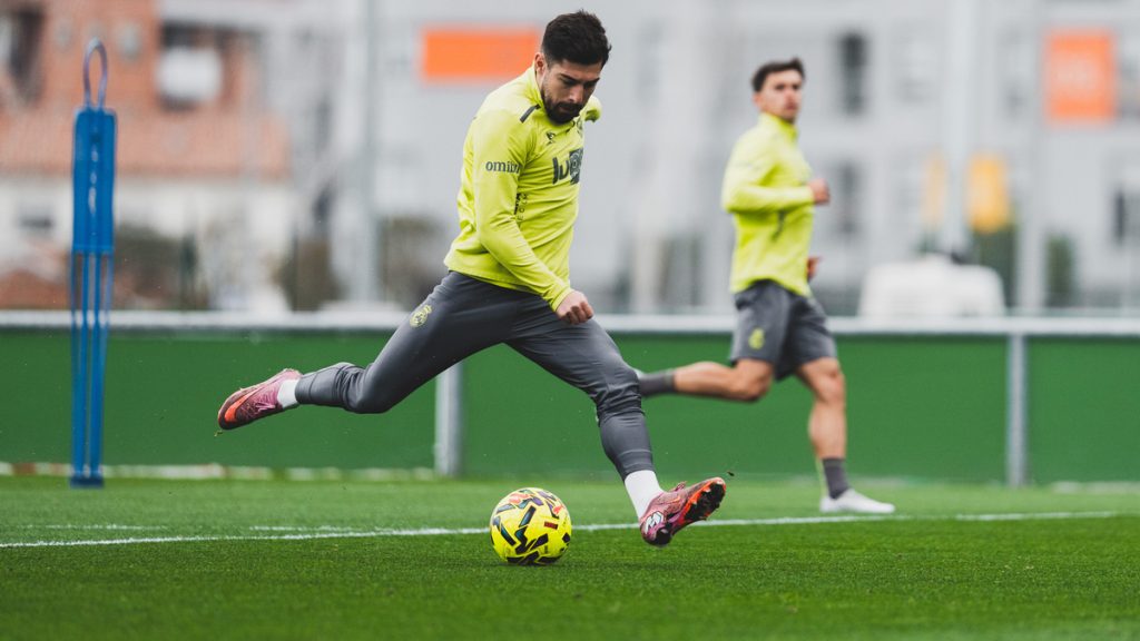 Entrenamiento vespertino para el Racing en el Santi Gutiérrez Calle