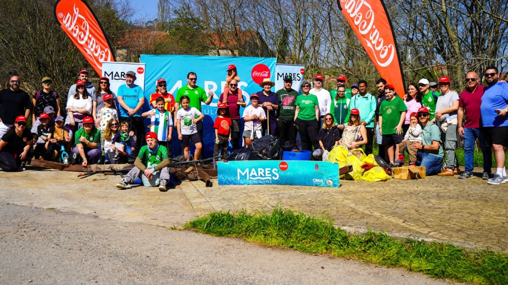 La Fundación Real Racing Club retira 220 kilos de residuos en Llanos de Penagos