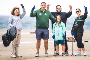 Cerca de 80 voluntarios convocados por la Fundación Racing retiran más de 100 kilos de residuos de la playa de Amió