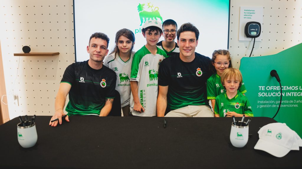 Eriksson y Vicente firman centenares de autógrafos en Plenitude Experience Store