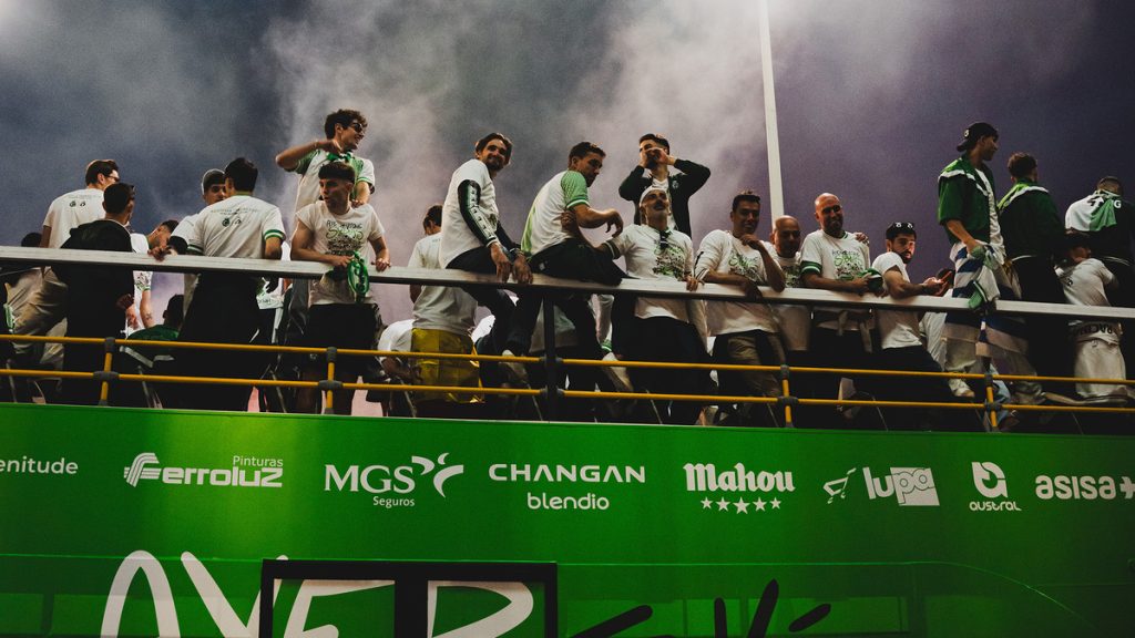 Miles y miles de aficionados participan en la ‘Rúa de Primera’ por Santander Miles y miles de aficionados participan en la ‘Rúa de Primera’ por Santander