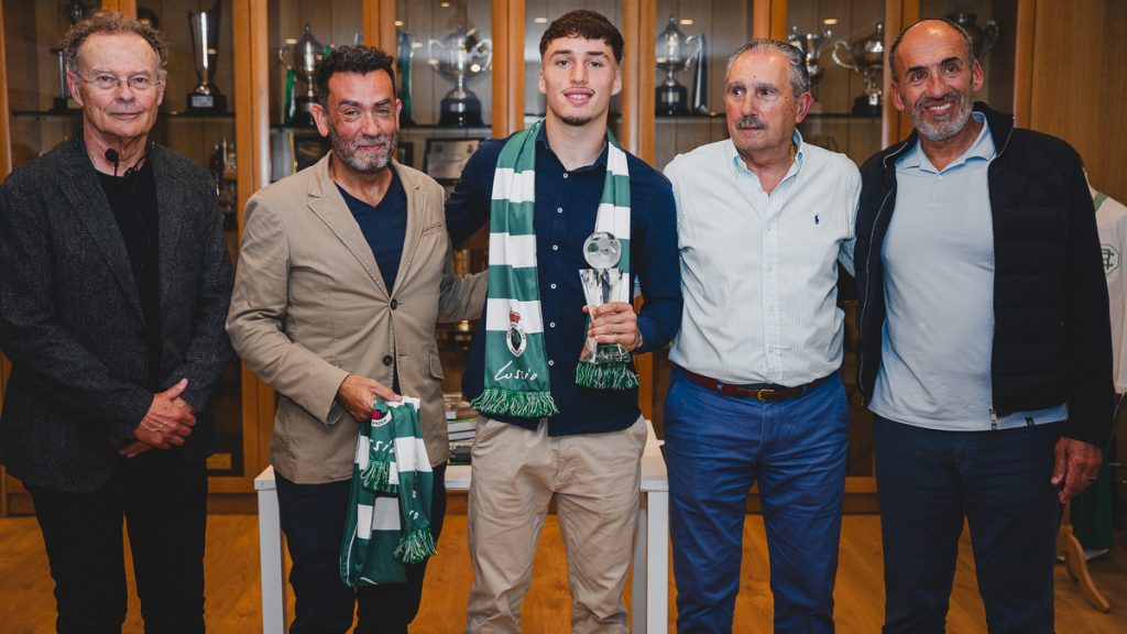 Jorge Salinas, galardonado con el trofeo ‘Joven Valor Racinguista’ de la peña Cossío Jorge Salinas, galardonado con el trofeo ‘Joven Valor Racinguista’ de la peña Cossío