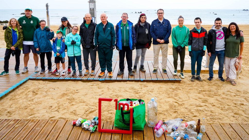 La Fundación Real Racing Club impulsa una recogida de basuraleza en la Playa de Trengandín de Noja La Fundación Real Racing Club impulsa una recogida de basuraleza en la Playa de Trengandín de Noja