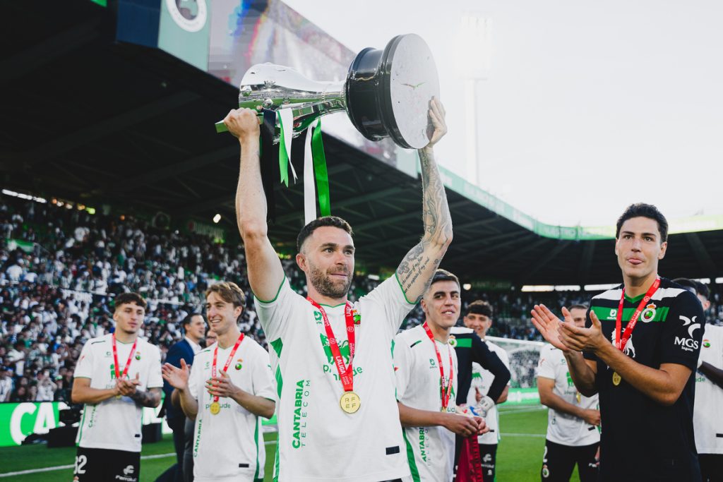 La copa de campeón de Segunda División 2025/26, en Tienda Racing