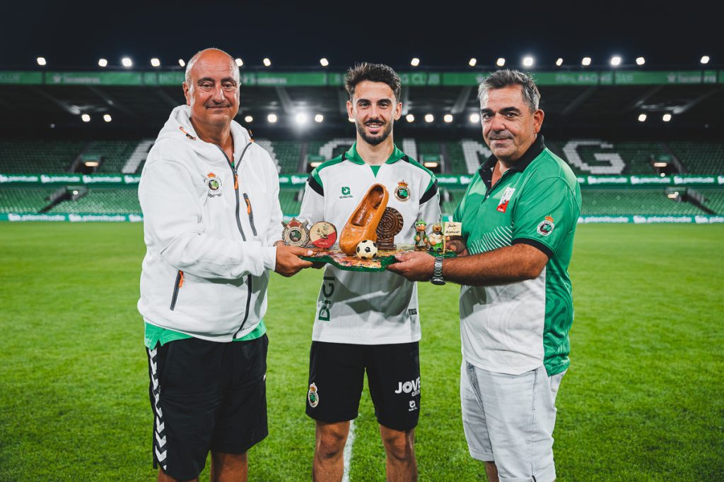 Andrés vuelve a ganar el Trofeo Óscar que entregan las peñas Aúpa Racing y El Cachopo Andrés vuelve a ganar el Trofeo Óscar que entregan las peñas Aúpa Racing y El Cachopo