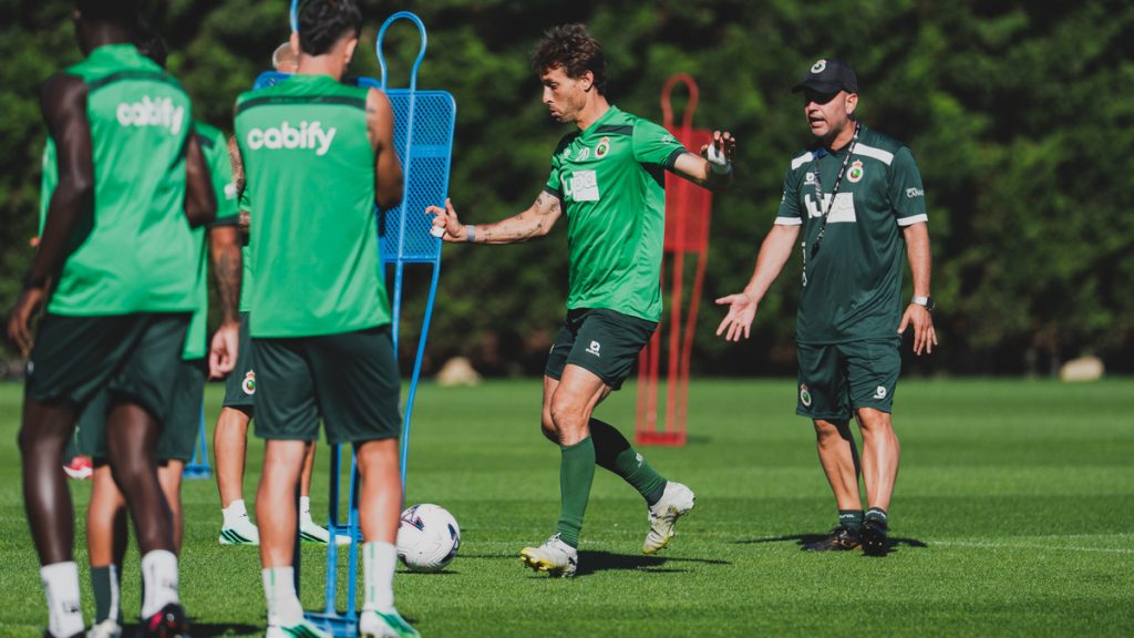 Segundo entrenamiento del Racing de cara al encuentro ante el Fútbol Club Barcelona